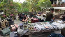 Petugas Imigrasi Ngurah Rai mengamankan 17 WNA yang diduga menjalankan bisnis pinjaman daring di Dalung, Kuta Utara, Bali. (Posnews/Ist)
