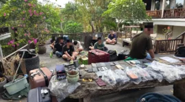 Petugas Imigrasi Ngurah Rai mengamankan 17 WNA yang diduga menjalankan bisnis pinjaman daring di Dalung, Kuta Utara, Bali. (Posnews/Ist)
