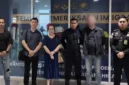 Petugas Imigrasi Soekarno-Hatta memulangkan WNA China yang ditolak masuk Indonesia. (Posnews/Imigrasi Soetta)