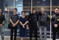 Petugas Imigrasi Soekarno-Hatta memulangkan WNA China yang ditolak masuk Indonesia. (Posnews/Imigrasi Soetta)