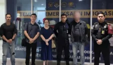 Petugas Imigrasi Soekarno-Hatta memulangkan WNA China yang ditolak masuk Indonesia. (Posnews/Imigrasi Soetta)