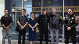 Petugas Imigrasi Soekarno-Hatta memulangkan WNA China yang ditolak masuk Indonesia. (Posnews/Imigrasi Soetta)