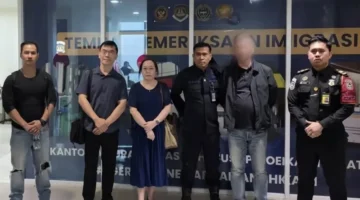 Petugas Imigrasi Soekarno-Hatta memulangkan WNA China yang ditolak masuk Indonesia. (Posnews/Imigrasi Soetta)