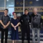 Petugas Imigrasi Soekarno-Hatta memulangkan WNA China yang ditolak masuk Indonesia. (Posnews/Imigrasi Soetta)