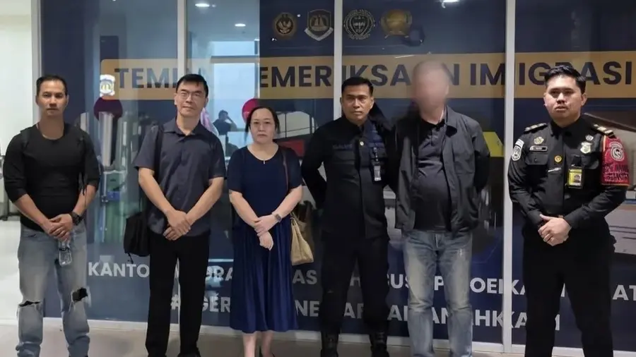 Petugas Imigrasi Soekarno-Hatta memulangkan WNA China yang ditolak masuk Indonesia. (Posnews/Imigrasi Soetta)