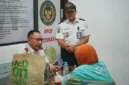 Petugas Lapas Surabaya menemukan paket diduga sabu yang disembunyikan dalam ayam goreng. (Posnews/Ist)
