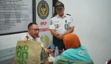 Petugas Lapas Surabaya menemukan paket diduga sabu yang disembunyikan dalam ayam goreng. (Posnews/Ist)