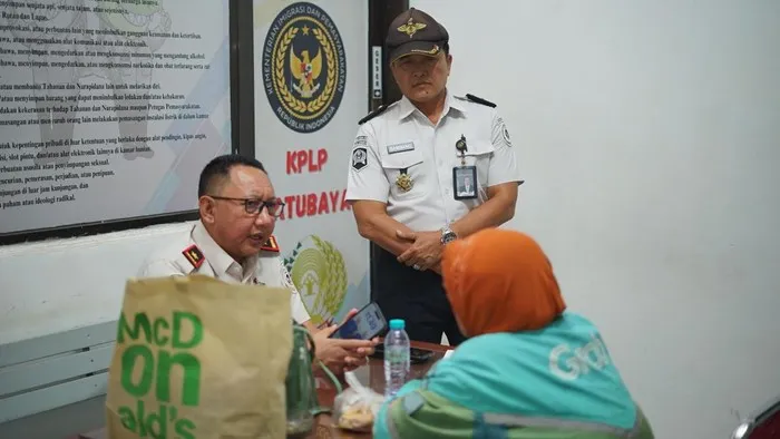 Petugas Lapas Surabaya menemukan paket diduga sabu yang disembunyikan dalam ayam goreng. (Posnews/Ist)
