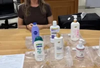 Petugas Polda Bali mengungkap dugaan penyelundupan 3,6 kilogram kokain cair oleh WNA Brasil yang disamarkan dalam tujuh botol produk perawatan tubuh. (Posnews/Polda Bali)
