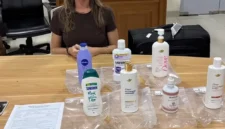Petugas Polda Bali mengungkap dugaan penyelundupan 3,6 kilogram kokain cair oleh WNA Brasil yang disamarkan dalam tujuh botol produk perawatan tubuh. (Posnews/Polda Bali)

