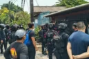Petugas gabungan Polda Metro Jaya melakukan penggerebekan di Kampung Ambon, Cengkareng Timur, Jakarta Barat. (Posnews/Ist)
