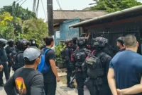 Petugas gabungan Polda Metro Jaya melakukan penggerebekan di Kampung Ambon, Cengkareng Timur, Jakarta Barat. (Posnews/Ist)
