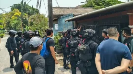 Petugas gabungan Polda Metro Jaya melakukan penggerebekan di Kampung Ambon, Cengkareng Timur, Jakarta Barat. (Posnews/Ist)
