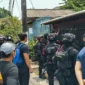 Petugas gabungan Polda Metro Jaya melakukan penggerebekan di Kampung Ambon, Cengkareng Timur, Jakarta Barat. (Posnews/Ist)
