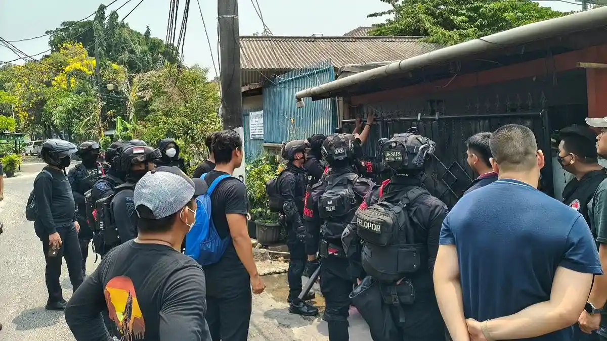 Petugas gabungan Polda Metro Jaya melakukan penggerebekan di Kampung Ambon, Cengkareng Timur, Jakarta Barat. (Posnews/Ist)
