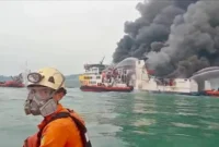 Petugas gabungan menangani insiden kebakaran KMP Batumandi di sekitar Pelabuhan Merak, Cilegon, Banten. (Posnews/Basarnas)

