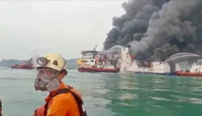 KMP Batumandi terbalik dan tenggelam di perairan sekitar Pelabuhan Merak, Cilegon, Banten, setelah mengalami kebakaran.
(Posnews/Basarnas)

