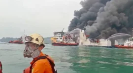 KMP Batumandi terbalik dan tenggelam di perairan sekitar Pelabuhan Merak, Cilegon, Banten, setelah mengalami kebakaran.
(Posnews/Basarnas)

