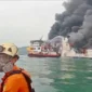 KMP Batumandi terbalik dan tenggelam di perairan sekitar Pelabuhan Merak, Cilegon, Banten, setelah mengalami kebakaran.
(Posnews/Basarnas)

