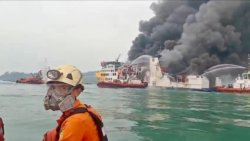 Petugas gabungan menangani insiden kebakaran KMP Batumandi di sekitar Pelabuhan Merak, Cilegon, Banten. (Posnews/Basarnas)

