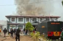 Petugas gabungan menangani kebakaran kantor Lapas Kelas IIB Merauke, Papua Selatan, Jumat 9 Oktober 2026.
