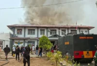 Petugas gabungan menangani kebakaran kantor Lapas Kelas IIB Merauke, Papua Selatan, Jumat 9 Oktober 2026.
