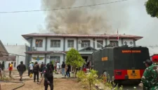 Petugas gabungan menangani kebakaran kantor Lapas Kelas IIB Merauke, Papua Selatan, Jumat 9 Oktober 2026.
