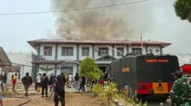 Petugas gabungan menangani kebakaran kantor Lapas Kelas IIB Merauke, Papua Selatan, Jumat 9 Oktober 2026.
