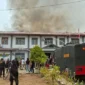 Petugas gabungan menangani kebakaran kantor Lapas Kelas IIB Merauke, Papua Selatan, Jumat 9 Oktober 2026.
