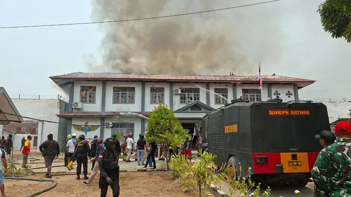 Petugas gabungan menangani kebakaran kantor Lapas Kelas IIB Merauke, Papua Selatan, Jumat 9 Oktober 2026.
