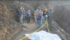 Petugas gabungan mengevakuasi korban kebakaran hutan dan lahan di kawasan Taman Nasional Bromo Tengger Semeru, Probolinggo. (Posnews/Ist)