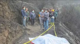 Petugas gabungan mengevakuasi korban kebakaran hutan dan lahan di kawasan Taman Nasional Bromo Tengger Semeru, Probolinggo. (Posnews/Ist)