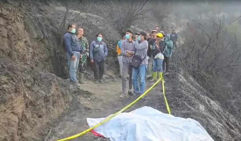 Petugas gabungan mengevakuasi korban kebakaran hutan dan lahan di kawasan Taman Nasional Bromo Tengger Semeru, Probolinggo. (Posnews/Ist)
