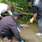 Petugas kepolisian melakukan penanganan tempat kejadian perkara penemuan jasad Muhammad Imran di parit perkebunan sawit di Dadimulyo, Asahan. (Posnews/Ist)
