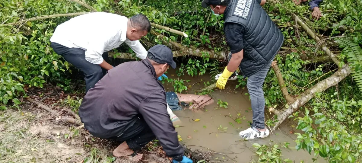 Petugas kepolisian melakukan penanganan tempat kejadian perkara penemuan jasad Muhammad Imran di parit perkebunan sawit di Dadimulyo, Asahan. (Posnews/Ist)
