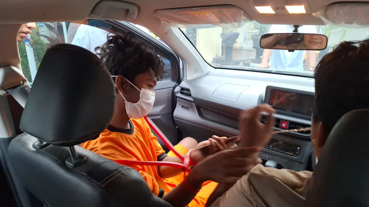 Petugas kepolisian mengamankan tersangka dugaan pembacokan sopir Maxim dan pencurian mobil di Tangerang.
