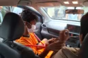 Petugas kepolisian mengamankan tersangka dugaan pembacokan sopir Maxim dan pencurian mobil di Tangerang.
