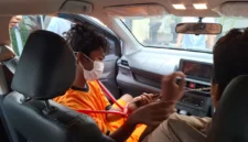 Petugas kepolisian mengamankan tersangka dugaan pembacokan sopir Maxim dan pencurian mobil di Tangerang.
