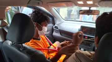 Petugas kepolisian mengamankan tersangka dugaan pembacokan sopir Maxim dan pencurian mobil di Tangerang.