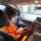 Petugas kepolisian mengamankan tersangka dugaan pembacokan sopir Maxim dan pencurian mobil di Tangerang.
