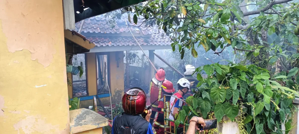 Petugas memadamkan dua rumah yang terbakar di BTN Joglo, Cianjur. (Posnews/Ist)
