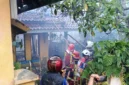 Petugas memadamkan dua rumah yang terbakar di BTN Joglo, Cianjur. (Posnews/Ist)
