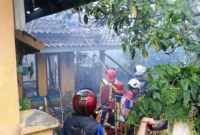 Petugas memadamkan dua rumah yang terbakar di BTN Joglo, Cianjur. (Posnews/Ist)
