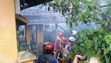 Petugas memadamkan dua rumah yang terbakar di BTN Joglo, Cianjur. (Posnews/Ist)