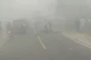 Petugas menangani kecelakaan sepeda motor dan truk yang menewaskan dua orang di Jalan Jenderal Sudirman, Sampit, saat kabut asap menyelimuti kawasan.

