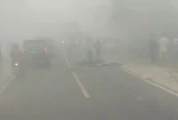 Petugas menangani kecelakaan sepeda motor dan truk yang menewaskan dua orang di Jalan Jenderal Sudirman, Sampit, saat kabut asap menyelimuti kawasan.

