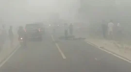 Petugas menangani kecelakaan sepeda motor dan truk yang menewaskan dua orang di Jalan Jenderal Sudirman, Sampit, saat kabut asap menyelimuti kawasan.

