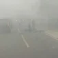 Petugas menangani kecelakaan sepeda motor dan truk yang menewaskan dua orang di Jalan Jenderal Sudirman, Sampit, saat kabut asap menyelimuti kawasan.

