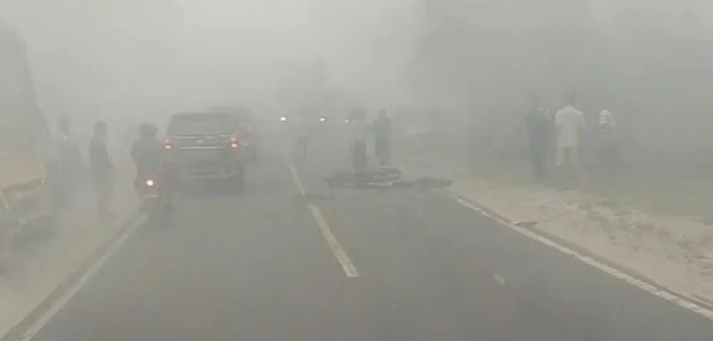 Petugas menangani kecelakaan sepeda motor dan truk yang menewaskan dua orang di Jalan Jenderal Sudirman, Sampit, saat kabut asap menyelimuti kawasan.

