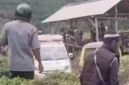 Petugas mengevakuasi jasad sopir taksi online yang ditemukan terkubur di kawasan perkebunan teh Margawindu, Sumedang, Jawa Barat.
